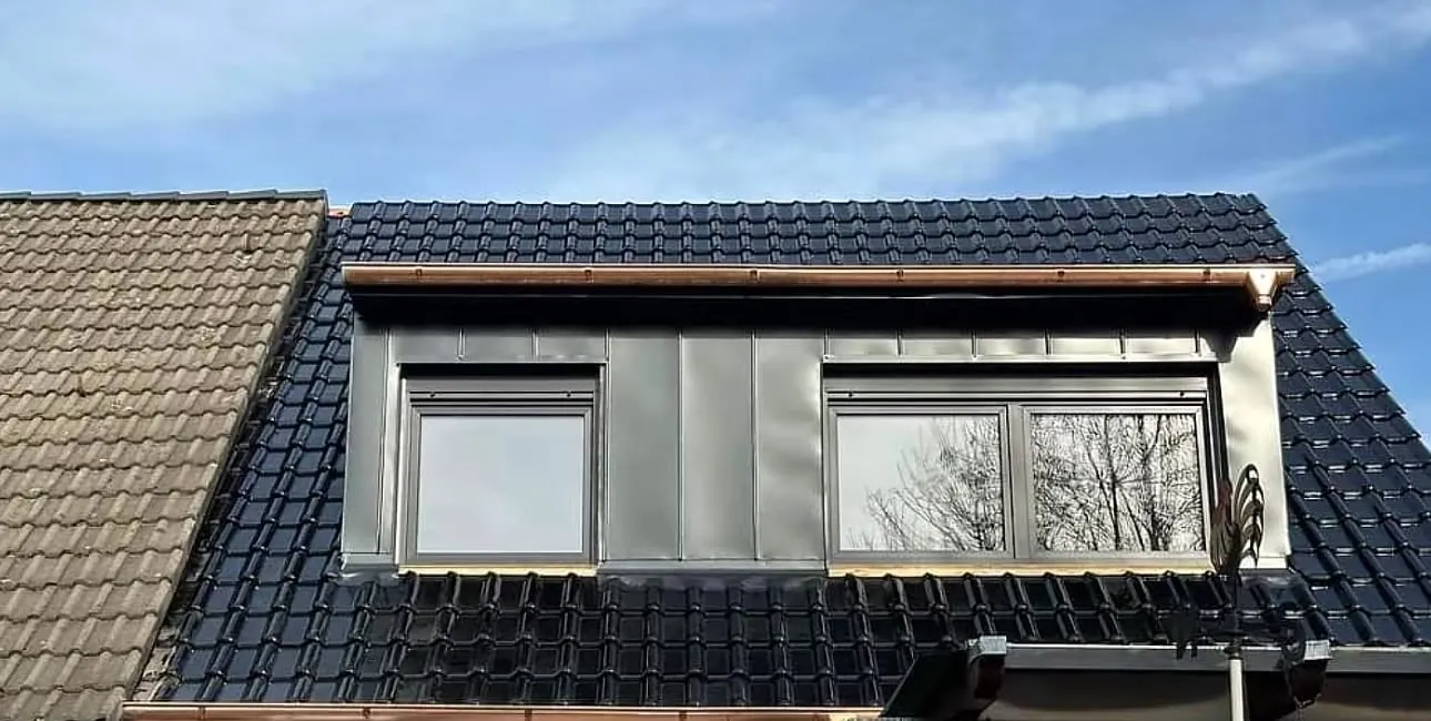 Acoperiș renovat cu lucarnă nouă, țiglă ceramică glazurată și jgheaburi din cupru