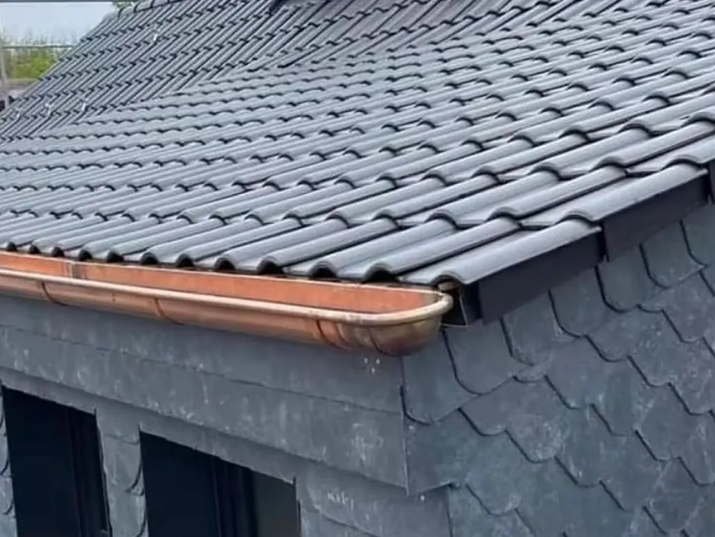 Acoperiș nou din țiglă ceramică antracit, cu jgheab din cupru și lucarnă placată cu ardezie