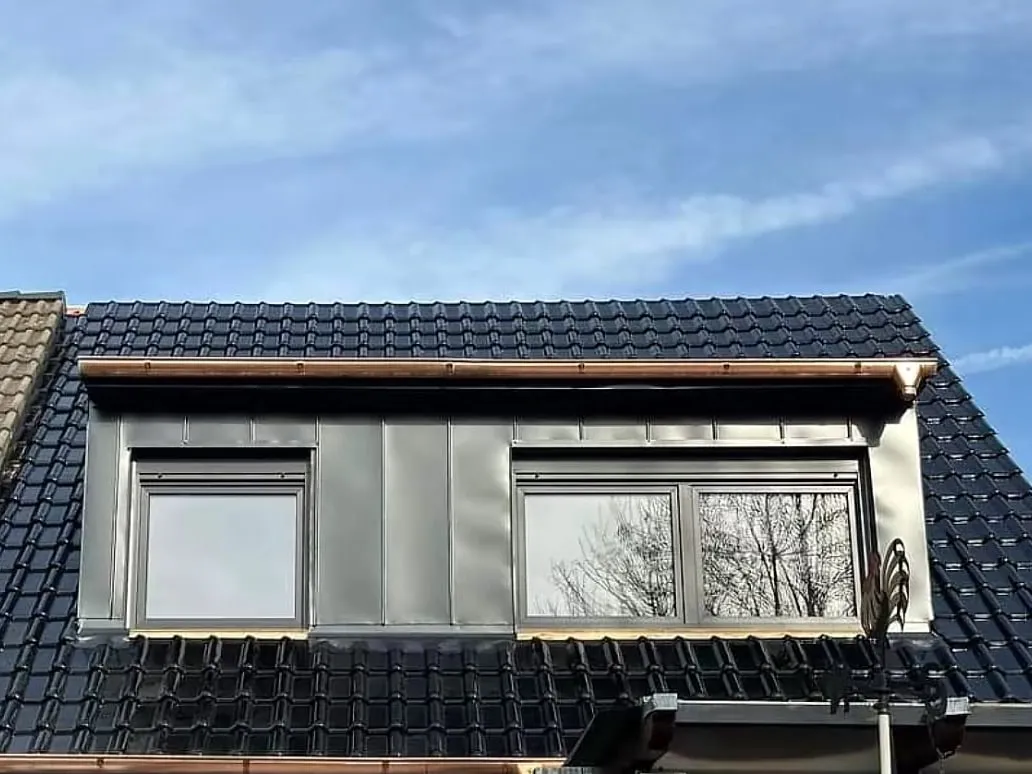 Lucarnă nouă placată cu tablă fălțuită antracit, acoperiș din țiglă ceramică glazurată și jgheaburi din cupru