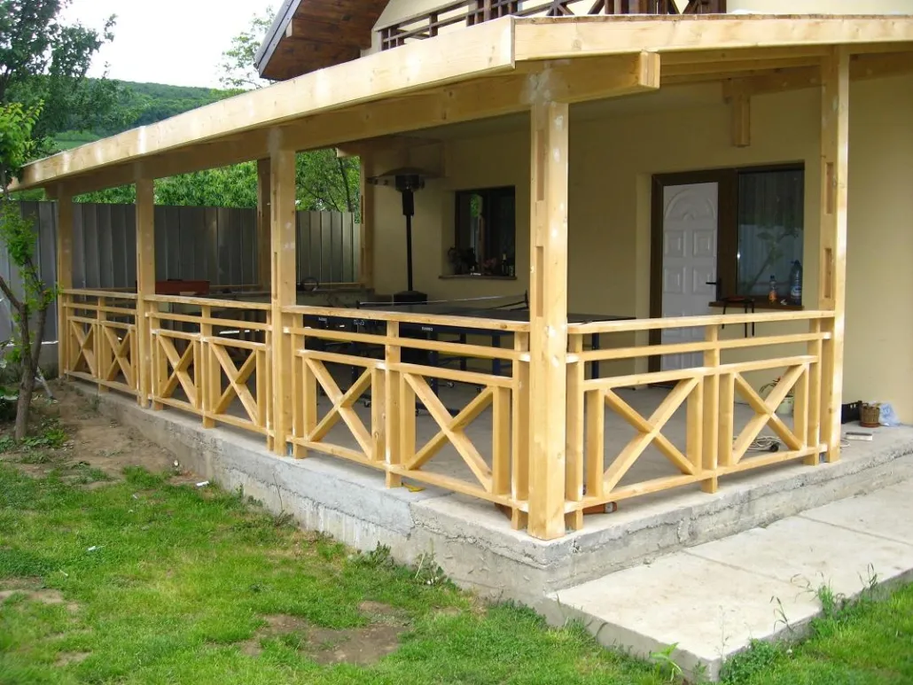 Pergolă din lemn cu stâlpi și balustrade