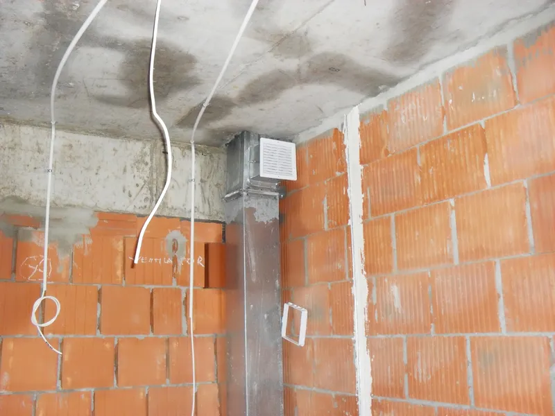 Interior la roșu cu pereți din cărămidă și instalații