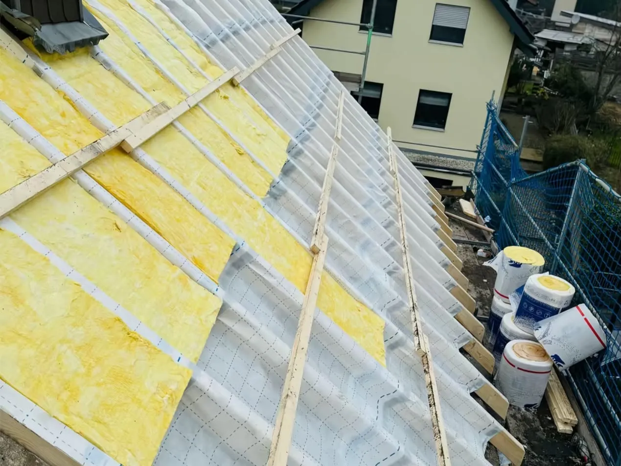 Termoizolație acoperiș cu vată minerală, membrană de difuzie și contrașipci, la renovarea acoperișului