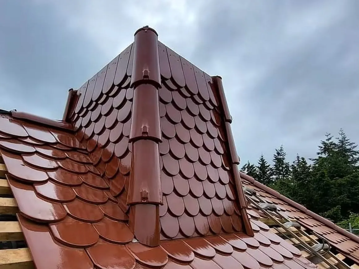Montaj țiglă ceramică solzi glazurată, roșu-brun, cu un element de acoperiș placat cu aceeași țiglă